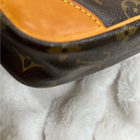 Louis Vuitton Monogram Danube crossbody bag - Picture 3 of 16